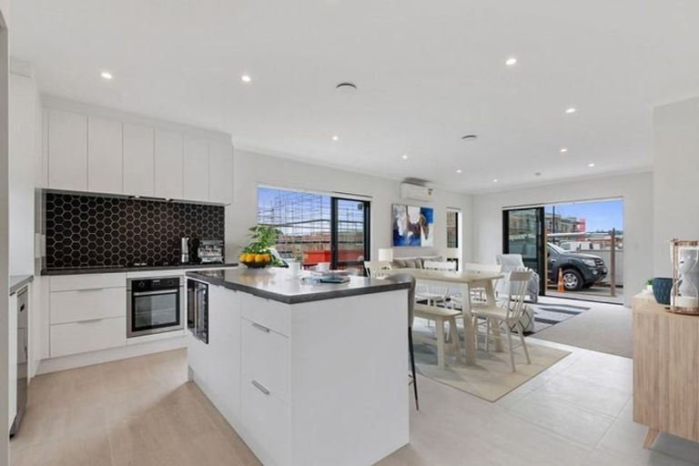 Photo of property in 53 Periko Way, Takanini, 2112
