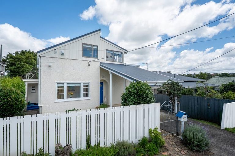 Photo of property in 2/76 Wairoa Road, Narrow Neck, Auckland, 0624