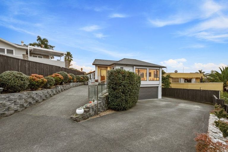 Photo of property in 26a Bernleigh Terrace, West Harbour, Auckland, 0618