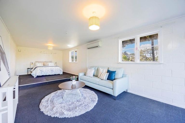 Photo of property in 12 Barker Rise, Northcross, Auckland, 0632