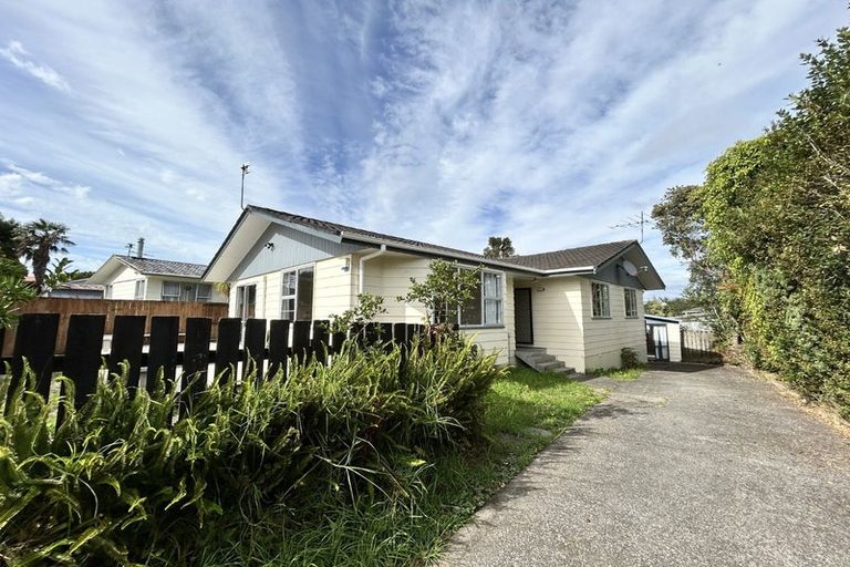 Photo of property in 53 Donovan Avenue, Massey, Auckland, 0614