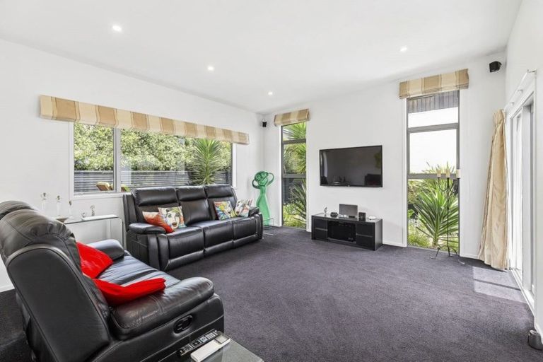 Photo of property in 5 Linacre Way, Tawa, Wellington, 5028
