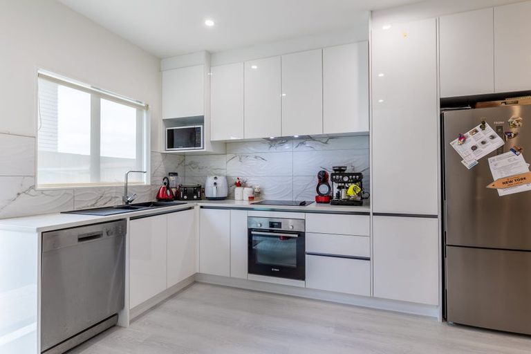 Photo of property in 10/66 Clayburn Road, Glen Eden, Auckland, 0602