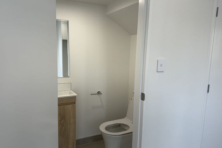 Photo of property in 252a Great North Road, Henderson, Auckland, 0612