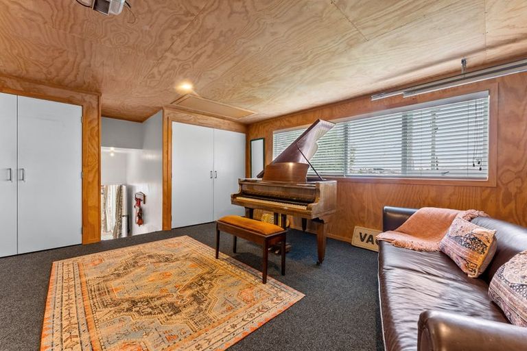 Photo of property in 15 Seaview Road, Castor Bay, Auckland, 0620