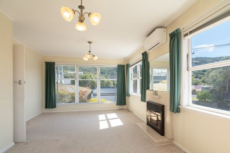 Photo of property in 27 Larsen Crescent, Tawa, Wellington, 5028