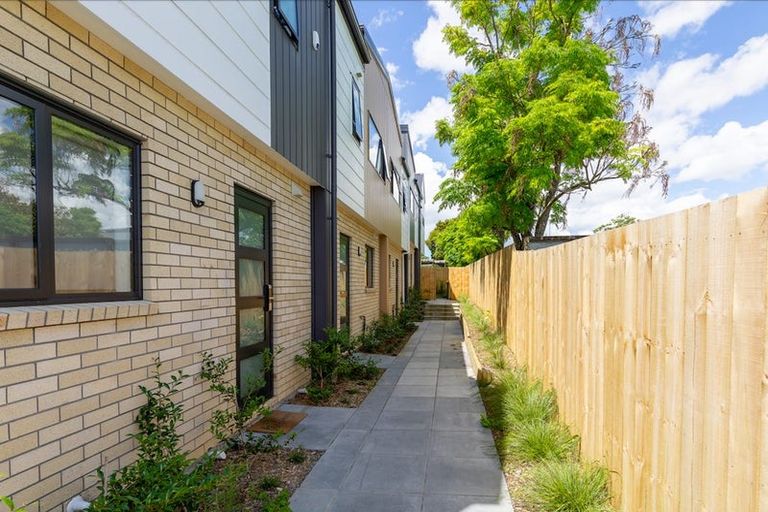 Photo of property in 7/11 Karamu Street, Te Atatu Peninsula, Auckland, 0610