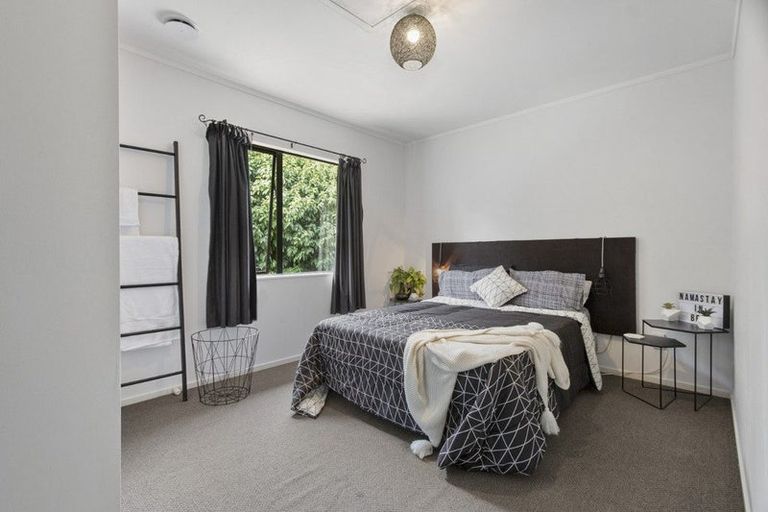 Photo of property in 3a John Webster Place, Glen Eden, Auckland, 0602