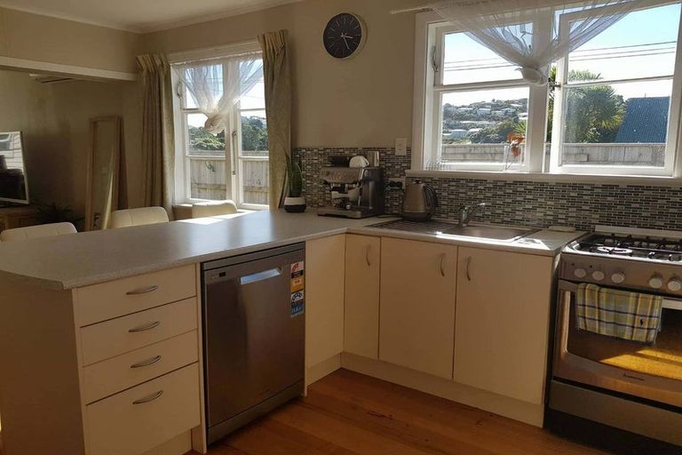 Photo of property in 15 Lyndfield Lane, Newlands, Wellington, 6037