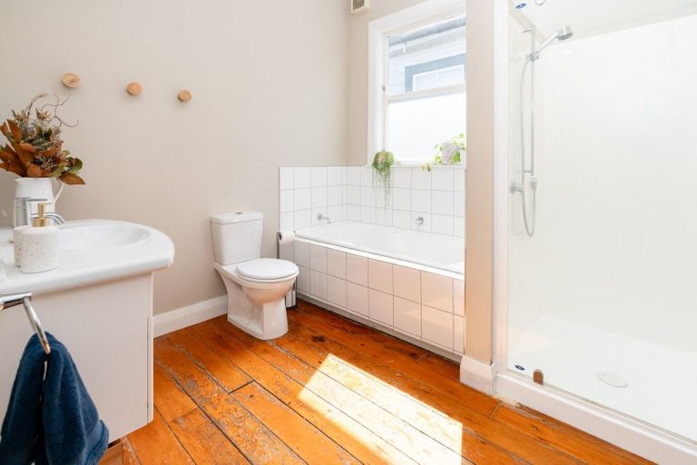 Photo of property in 90 Onepu Road, Lyall Bay, Wellington, 6022