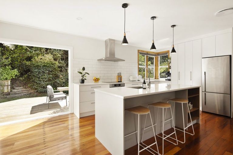 Photo of property in 44 Homewood Crescent, Karori, Wellington, 6012