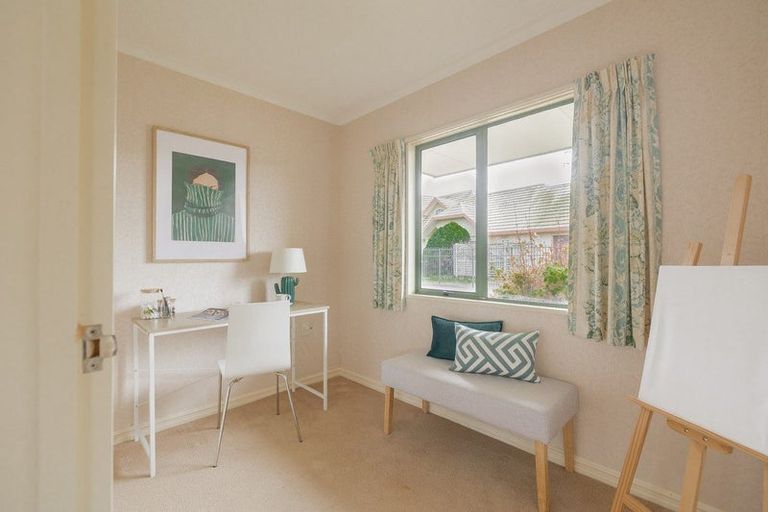 Photo of property in 5 Royal Fern, Kelvin Grove, Palmerston North, 4414