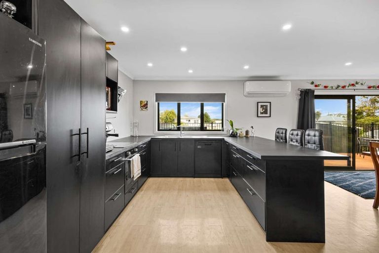 Photo of property in 17 Pukatea Street, Inglewood, 4330