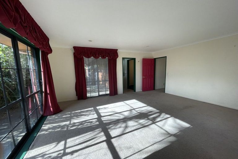 Photo of property in 9 Vinograd Drive, Te Atatu Peninsula, Auckland, 0610