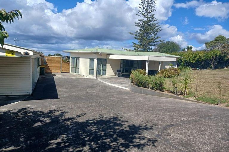Photo of property in 40 Waimumu Road, Massey, Auckland, 0614