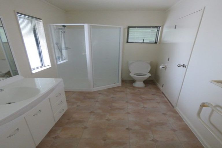 Photo of property in 6a Sunward Rise, Glenfield, Auckland, 0629