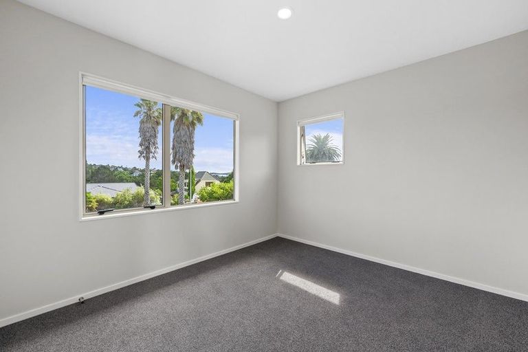 Photo of property in 27 Calypso Way, Unsworth Heights, Auckland, 0632