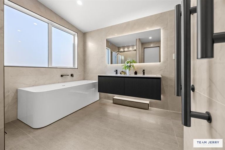 Photo of property in 4 Seawind Way, Hobsonville, 0616