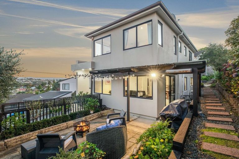Photo of property in 22a Van Dyke Place, West Harbour, Auckland, 0618