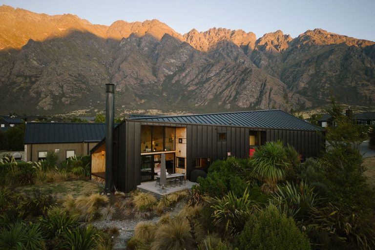 Photo of property in 14 Caithness Court, Jacks Point, Queenstown, 9371