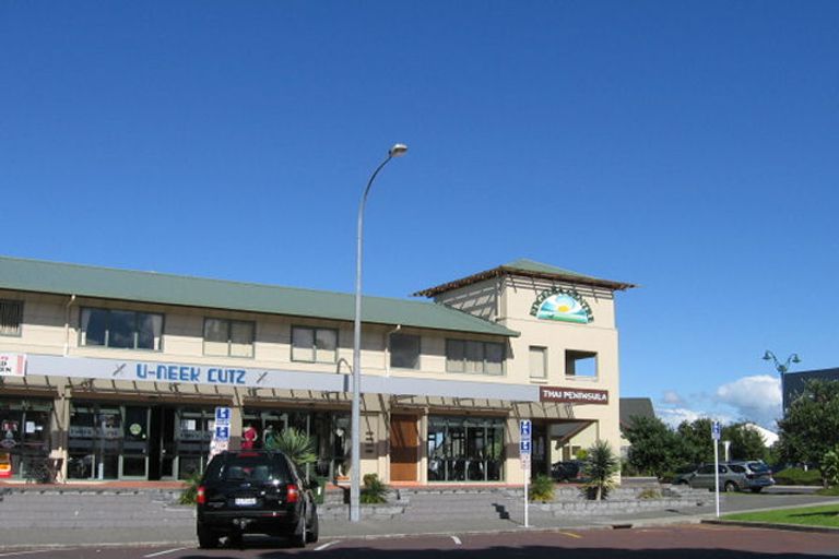 Photo of property in 76 Gunner Drive, Te Atatu Peninsula, Auckland, 0610