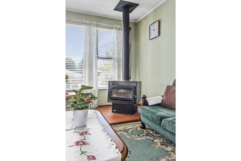 Photo of property in 24 School Road, Te Atatu South, Auckland, 0610