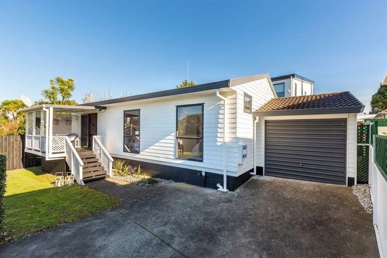 Photo of property in 2 Graham Avenue, Te Atatu Peninsula, Auckland, 0610