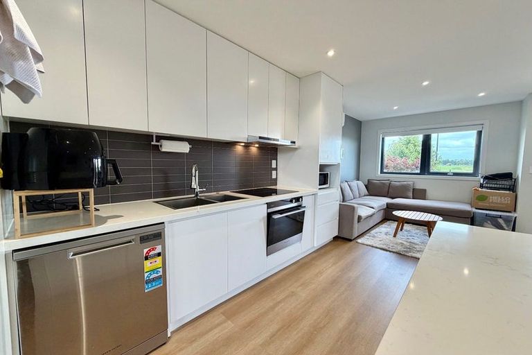 Photo of property in 39 Otuwairoa Esplanade, Opaheke, Papakura, 2113