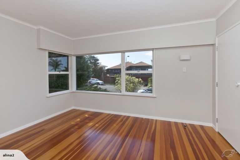 Photo of property in 27 Mcbreen Avenue, Northcote, Auckland, 0627