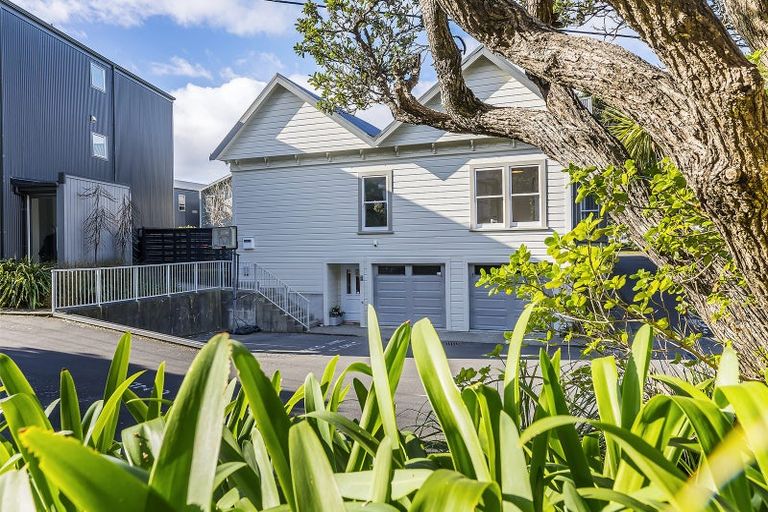 Photo of property in 17/3 Severn Street, Island Bay, Wellington, 6023