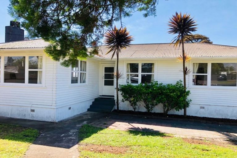 Photo of property in 1/221 Birkdale Road, Birkdale, Auckland, 0626
