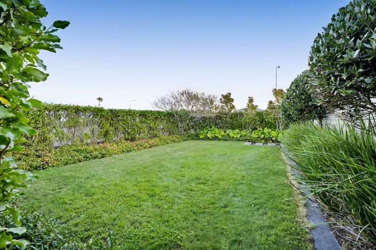 Photo of property in 1 Gleneagles Way, Waiwhakaiho, New Plymouth, 4312