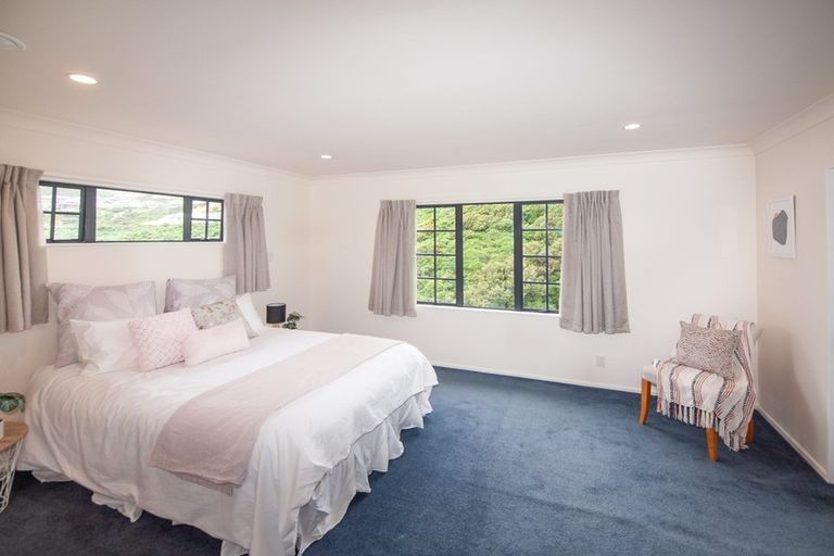 Photo of property in 28 Amesbury Drive, Churton Park, Wellington, 6037