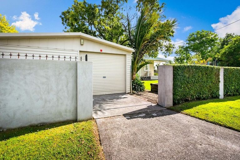 Photo of property in 24 Graham Avenue, Te Atatu Peninsula, Auckland, 0610