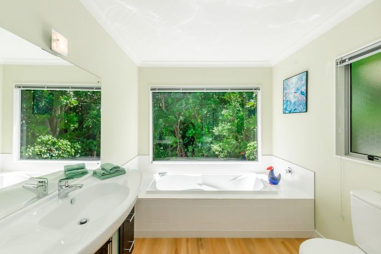 Photo of property in 13 Kakariki Grove, Waikanae, 5036