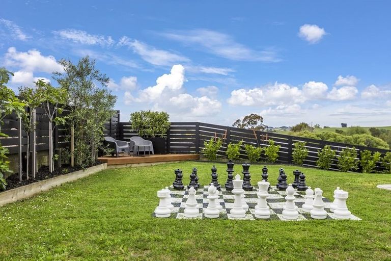 Photo of property in 10 Laly Haddon Place, Matakana, 0985