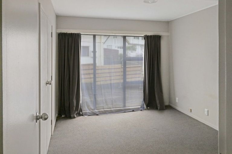 Photo of property in 39 Thurleigh Grove, Karori, Wellington, 6012