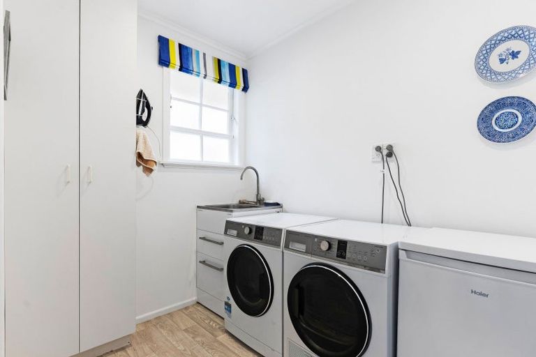 Photo of property in 4 Freemans Way, Pinehaven, Upper Hutt, 5019