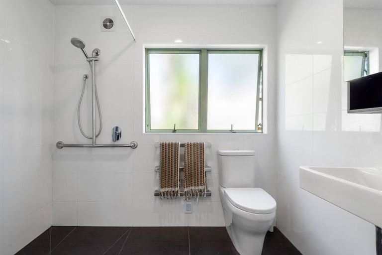 Photo of property in 2/13 Montgomery Avenue, Belmont, Auckland, 0622