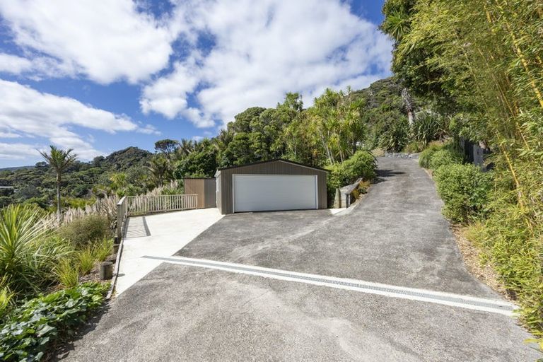 Photo of property in 15 Piha Road, Piha, New Lynn, 0772