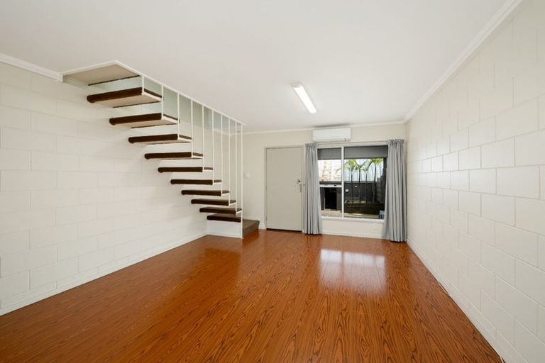 Photo of property in 5/106 West Coast Road, Glen Eden, Auckland, 0602