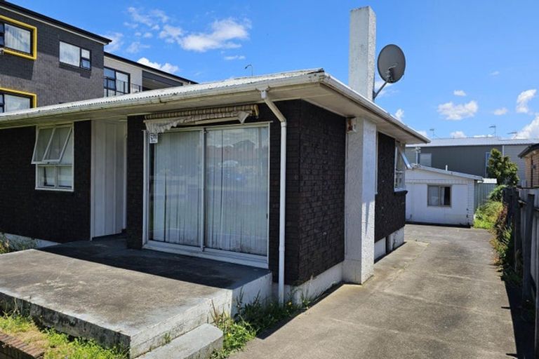 Photo of property in 525 Massey Road, Mangere, Auckland, 2022