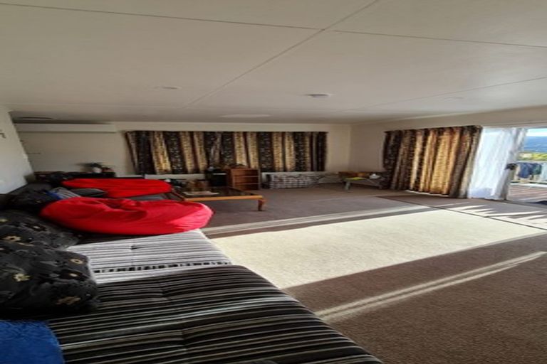 Photo of property in 72 Stewart Drive, Newlands, Wellington, 6037