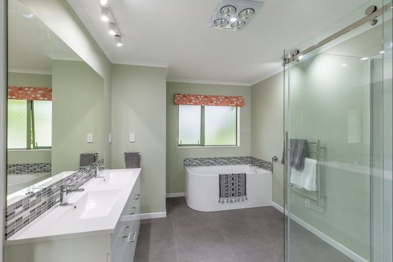 Photo of property in 28 Waipuna Grove, Levin, 5571