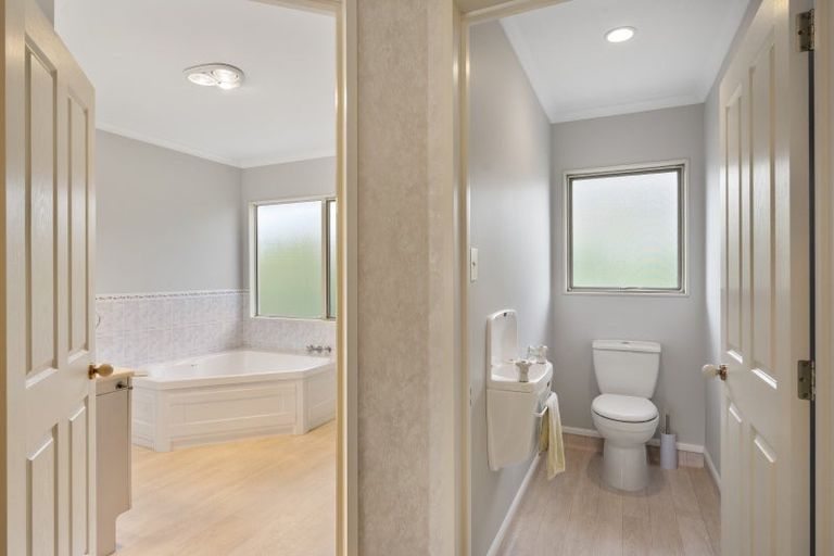 Photo of property in 2 Lowndes Place, Taradale, Napier, 4112