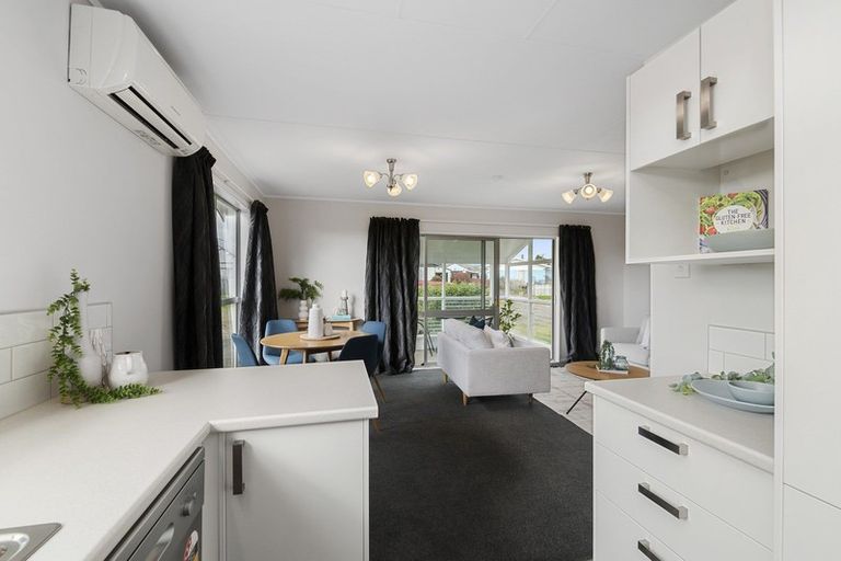 Photo of property in 112 Ryder Crescent, Levin, 5510