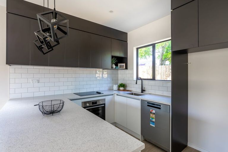 Photo of property in 7/11 Karamu Street, Te Atatu Peninsula, Auckland, 0610