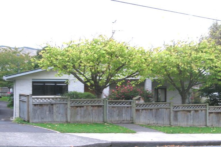 Photo of property in 8 Kakariki Grove, Waikanae, 5036