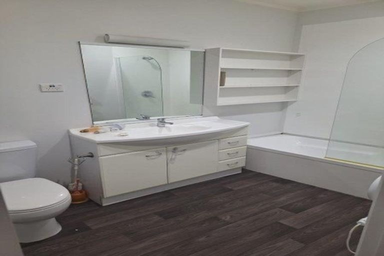 Photo of property in 137 Reeves Road, Pakuranga Heights, Auckland, 2010