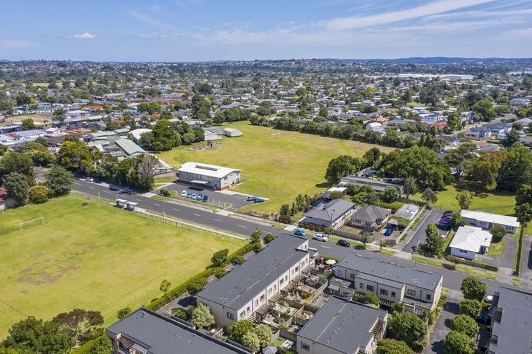 Photo of property in 2/15 Harbour View Road, Te Atatu Peninsula, Auckland, 0610